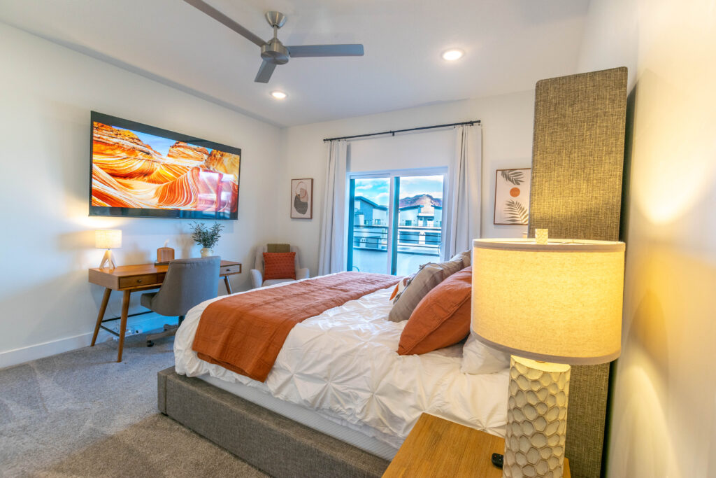 Primary bedroom with king bed, smart TV and desk at Kanab Basecamp